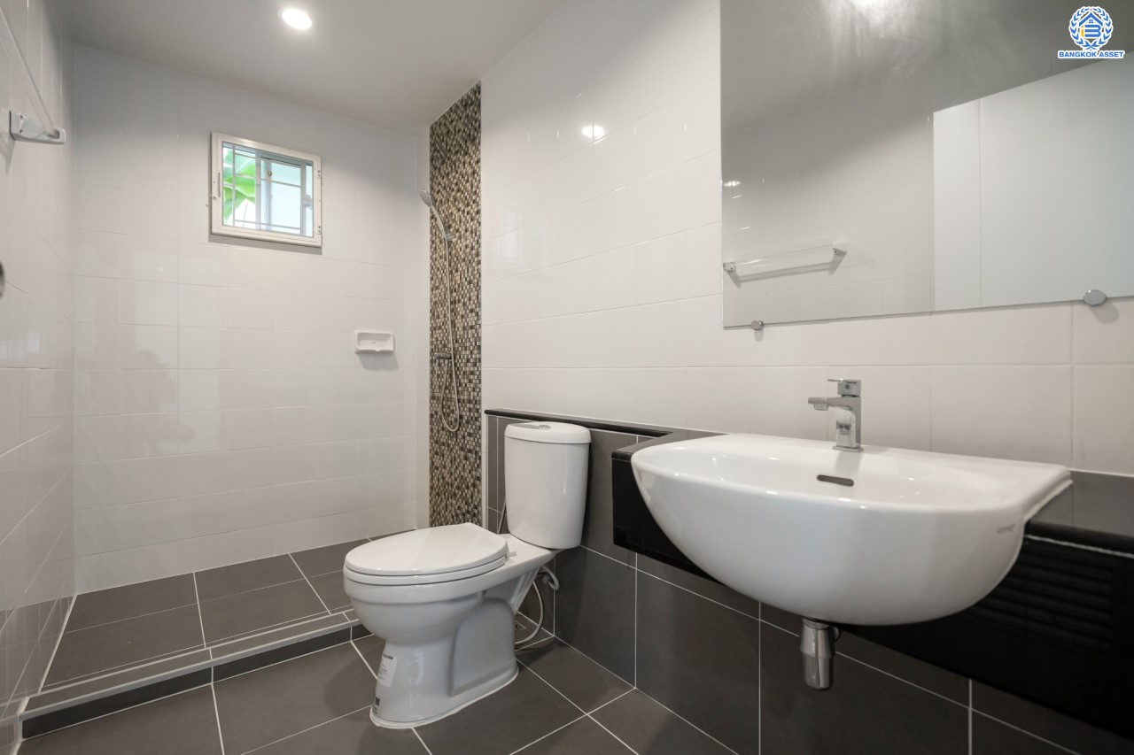 บ้านมือสองตกแต่งใหม่ ม.พฤกษาวิลเลจ10 บางใหญ่ เนื้อที่ 58.6 ตร.ว. ตอบโจทย์ทุกการอยู่อาศัย ฟังก์ชัน 3 ห้องนอน 2 ห้องน้ำ 1 ที่จอดรถ บรรยากาศเป็นส่วนตัว บนทำเลศักยภาพ เชื่อมต่อถนนกาญจนาภิเษก ใกล้เซ็นทรัลเวสต์เกต ทางด่วน "ศรีรัช" และรถไฟฟ้า "สถานีตลาดบางใหญ่"